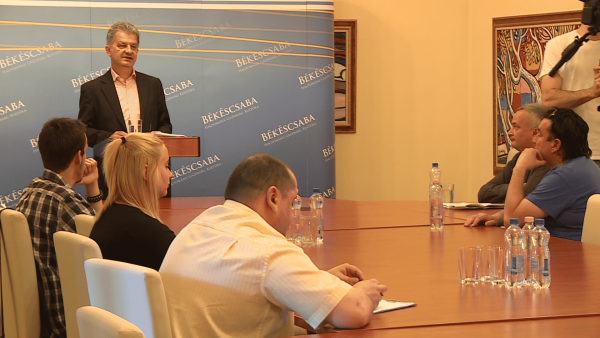 Szarvas Péter pénteki sajtótájékoztatóján értékelte a közgyűlésen meghozott határozatokat. Fotó: Kugyelka Attila