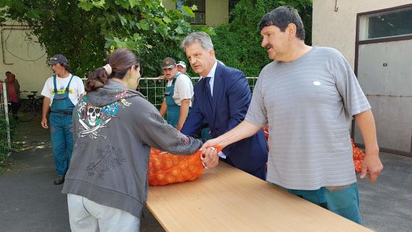 Szarvas Péter is segédkezett az adomány kiosztásában (Fotó: Kovács Dénes)