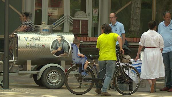 A szakemberek szerint már az elmúlt néhány napban érezhetően megemelkedett a háztartások ivóvíz fogyasztása. Fotó: Ujházi György