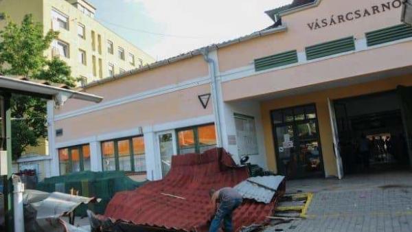 A bejárat elé esett a tető Fotó: Kecskeméti Krisztina