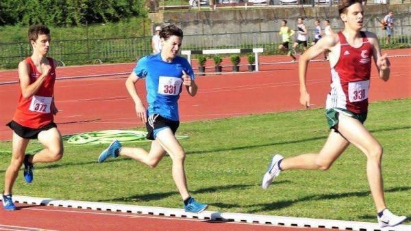 Apáti Bence (középen) óriási hajrával nyert 1500-on (Fotó: Kopp Békéscsabai Atlétikai Club)