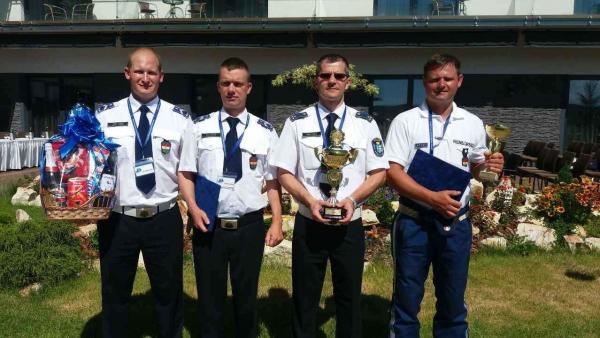 A csapat tagjai a képen balról jobbra: Lovas László r. törzsőrmester (Békéscsabai Rendőrkapitányság), Rácz Zoltán r. zászlós (Mezőkovácsházi Rendőrkapitányság), Varga Attila r. százados (Békés Megyei Rendőr-főkapitányság), Verebi Zoltán r. törzszászlós (B