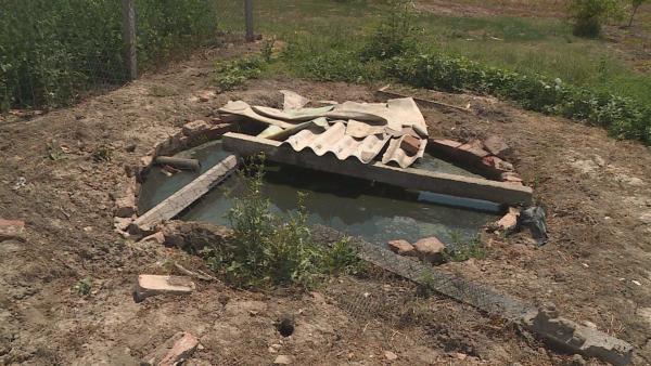 A szomszéd udvarában található szennyvízaknába fulladt egy tizenhét hónapos kisfiú. Fotó: Kugyelka Attila