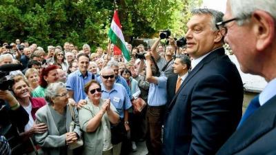 Orbán Viktor miniszterelnök helyi lakosokkal beszélget a hódmezővásárhelyi polgármesteri hivatal előtt. MTI Fotó: Koszticsák Szilárd