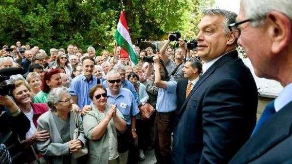 Orbán Viktor miniszterelnök helyi lakosokkal beszélget a hódmezővásárhelyi polgármesteri hivatal előtt. MTI Fotó: Koszticsák Szilárd