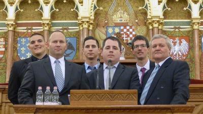 Trefortosok és felkészítő tanáruk a Parlamentben. Fotó: bekszi.hu
