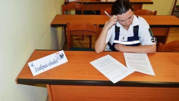 Szakmai versenyen mérték össze tudásukat a baleset-helyszínelők Orosházán.