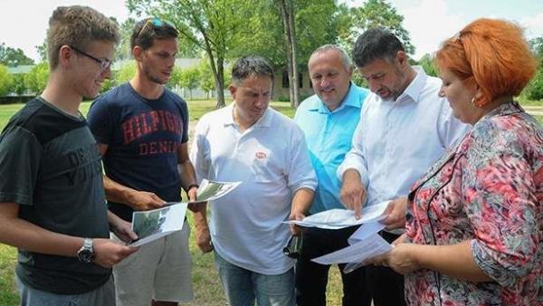 Simonka György és a városvezetés fiataloknak ismerteti a jövőbeni lehetőségeket fotó: Kecskeméti Krisztina