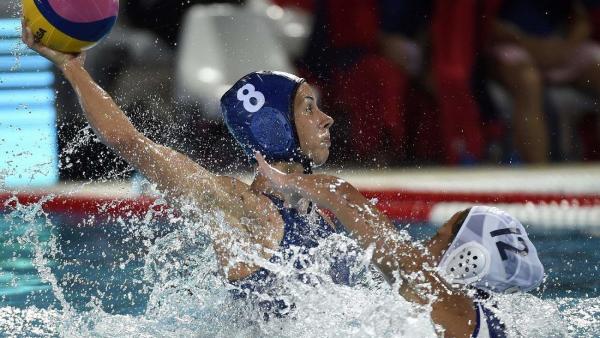 Keszthelyi Rita (balra) és a japán Szuzuki Kotori csatája a Hajós Alfréd Nemzeti Sportuszodában
(MTI Fotó: Czagány Balázs)