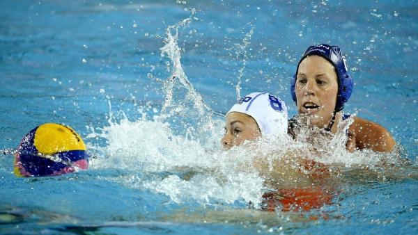 Takács Orsolya (jobbra) és  Vivien Sevenich csatája jól jellemezte a meccset (MTI Fotó: Koszticsák Szilárd)