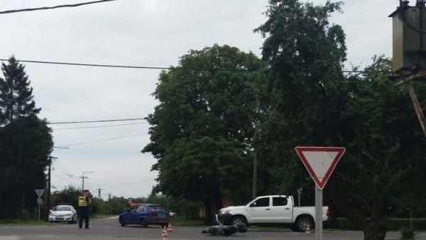 Füzesgyarmaton, a Kossuth utcában összeütközött egy személyautó és egy segédmotorral közlekedő nő. Fotó forrás: police.hu