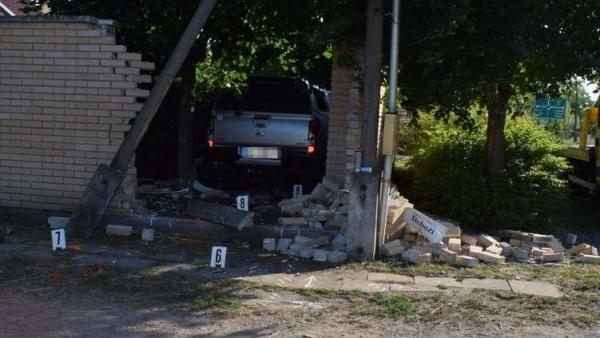 Békéscsabán, a Dobozi úton szombaton egy személyautó kidöntötte az egyik lakóház kerítését és az udvaron állt meg. Fotó forrás: police.hu