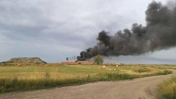 Olajtartályok gyulladtak ki a Békés megyei Ecsegfalván. Fotó: Zsíros András