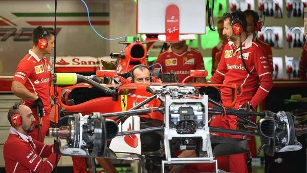 A Ferrari csapat szerelői a Hungaroringen, július 27-én (MTI fotó: Czeglédi Zsolt)