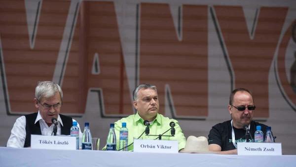 Orbán Viktor miniszterelnök (k) mellette Tõkés László (b) és Németh Zsolt (MTI fotó: Veres Nándor)