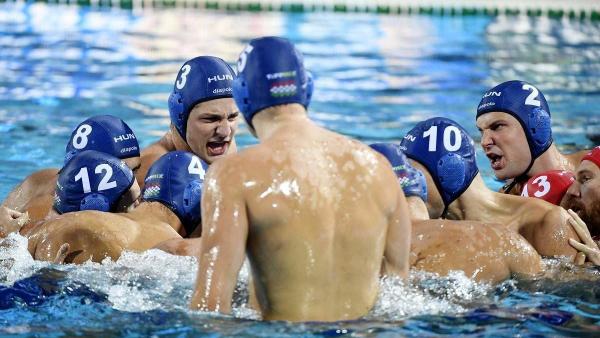 A magyar csapat a férfi vízilabdatorna elõdöntõjében játszott Görögország - Magyarország mérkõzés kezdete elõtt (MTI fotó: Koszticsák Szilárd)