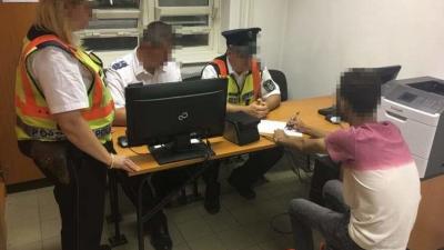 Lőkösházán elfogtak egy külföldi férfit, aki egyiptomi állampolgár és illegálisan, a zöldhatáron érkezett Magyarországra.  Fotó forrás: police.hu