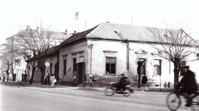 A  Bánszki utca-Dózsa György út sarkán állt egykor az 1-es számot viselő ház. A felvétel 1968-ban készült, a ház helyére ezután toronyház épült