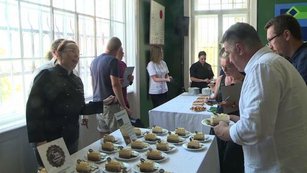 Szendrei Edit kínálja az idei győztes finomságot, a Mandula extrát (Fotó: Tóth Áron)