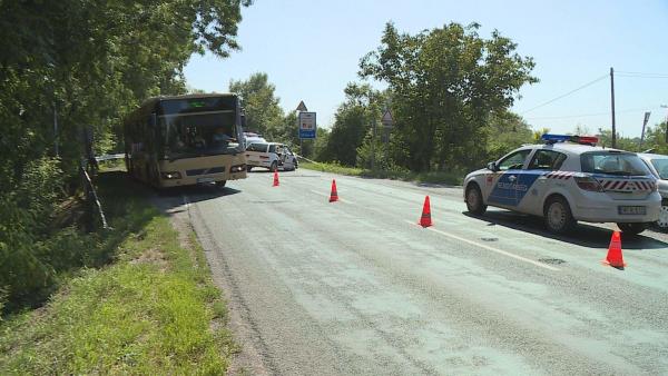 Ketten könnyebben megsérültek - három autó ütközött Békéscsaba és Békés között. Fotó: Kugyelka Attila