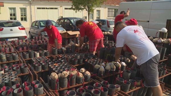 Már előkészítették a vasárnap esti, békéscsabai tűzijátékot a pirotechnikusok. Fotó: Kugyelka Attila