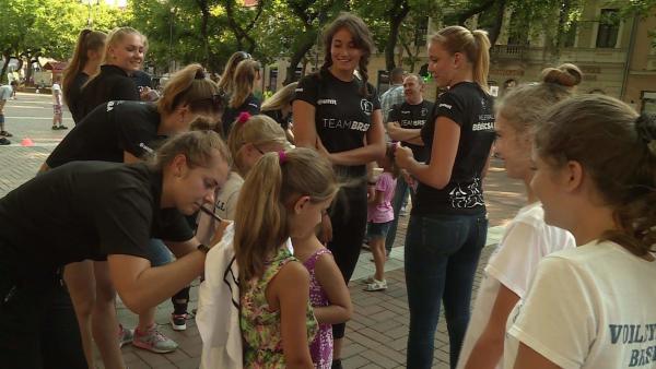 A csapat új feladója (balra) már osztotta is az autogramokat a Sporthétfőn (Fotó: Ujházi György)