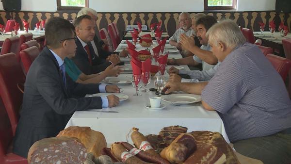 A mongol származású, de magyarországi kötődéssel is bíró delegáció tagjai, úgy vélik, hogy lenne igény Mongóliában egy olyan húsüzemre, ami a csabai húsfeldolgozás alapjaira épül. Fotó: Kugyelka Attila