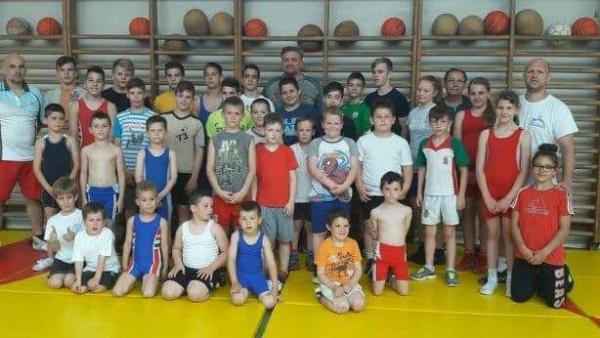 Az Orosházi Birkozó Egyesület sportolói és edzői. Fotó: egyesület