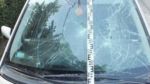 Az egyik megrongált autó. Fotó: police.hu