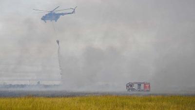 Honvédségi helikopterrel oltják a lángokat augusztus 4-én a Hortobágyon, Nagyiván térségében 
(MTI fotó: Czeglédi Zsolt)