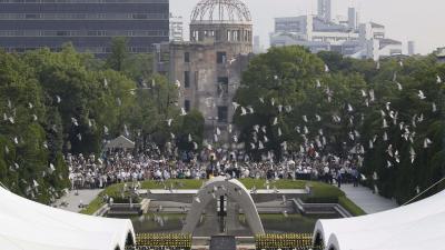 Galambok repülnek a Hirosima elleni amerikai atomtámadás évfordulója alkalmából tartott megemlékezésen (MTI/EPA/Ota Kijosi)