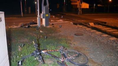 Békéscsabán motorvonat és kerékpáros ütközött. A kerékpárost a mentők súlyos, életveszélyes állapotban vitték kórházba. Fotó forrás: police.hu