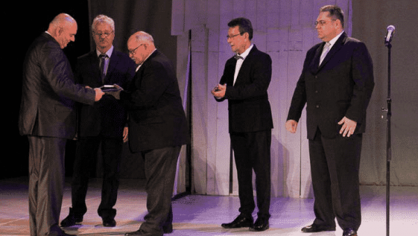 Nagy László, az ALFÖLDVÍZ vezérigazgatója átveszi a díjat