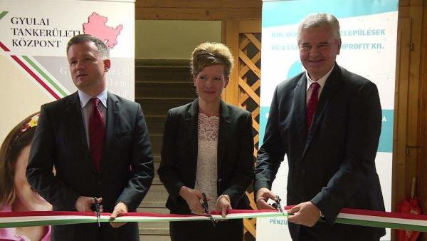 Balról: Görgényi Ernő polgármester, Teleki-Szávai Krisztina, a Gyulai Tankerületi Központ igazgatója, Vantara Gyula országgyűlési képviselő a gyulai átadó ünnepségen