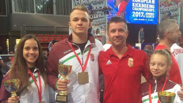 A három Európa-bajnok és a büszke edző (Fotó: Magyar Kick-Box Szakszövetség WAKO)