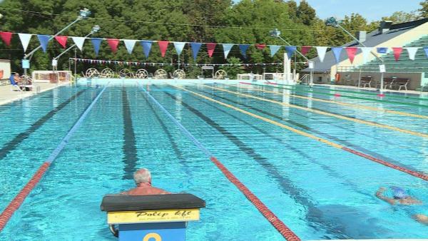 A tervek szerint a békéscsabai fürdőt szeptember 18-án zárják be, és szeptember 30-án nyitja meg újra a kapuit. Az Árpád Gyógy- és Strandfürdő a fedett épület összes szolgáltatásával és néhány téliesített kültéri medencével várja majd a látogatókat. Fotó: