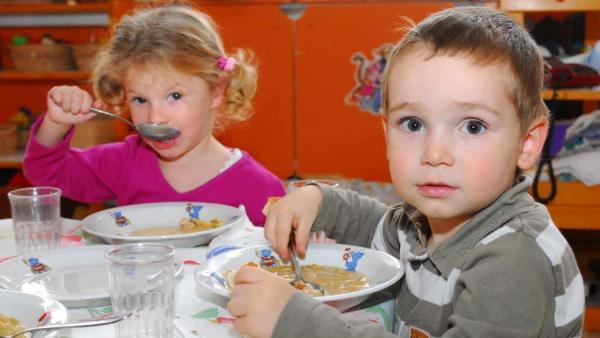 Ebédelő gyerekek - illusztráció (MTI Fotó: Czika László)
