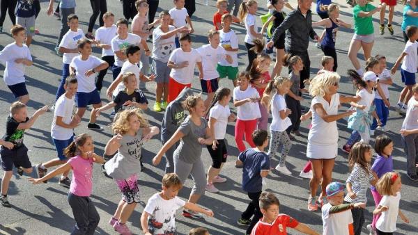 Bemelegítés Vincze Ottóval a 2016-os rendezvényen (Fotó: Magyar Diáksport Szövetség)