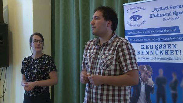 A két önkéntes, Bonnyai Anna és Sándor a könyvtárban számolt be az adományosztásról (Fotó: Kovács Dénes)