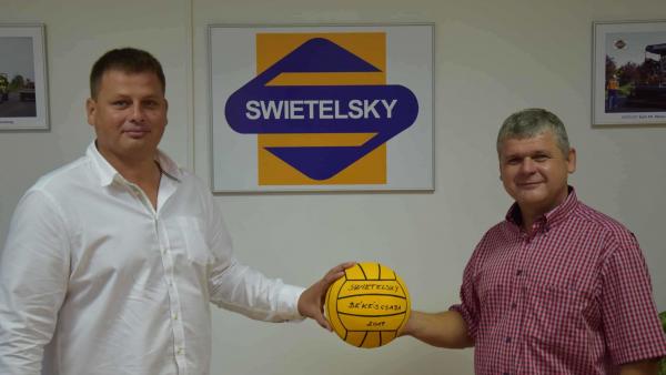 Karakas József (jobbra) a Swietelsky képviseletében és Borsos Pál klubelnök a szerződést kézfogással szentesítik (Fotó: Swietelsky-Békéscsaba)