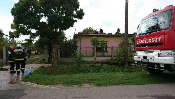 Teljesen leégett egy ház tetőszerkezete