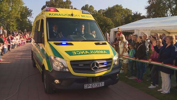 A koraszülött mentőautó átadása. Archív fotó: behir.hu