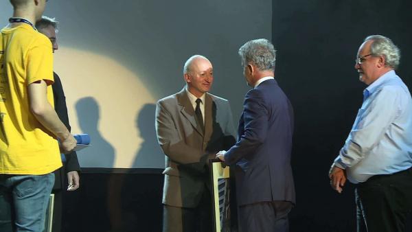 Medgyesi István Zoltán Szarvas Péter polgármestertől vette át az elismerést. Fotó: Ujházi György