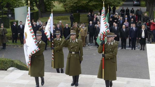 Megemlékezés a Batthyány-mauzóleumnál (MTI Fotó: Soós Lajos)
