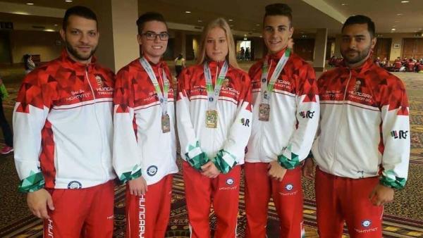 Pirosban a battonyai Barátság SE versenyzői edzőikkel: Rádai Roland, Rádai Imre, Juhász Ábel, Mezei Nikolett, Tóth Balázs (Fotó: Békés Megyei Harcmnűvész Szövetség)