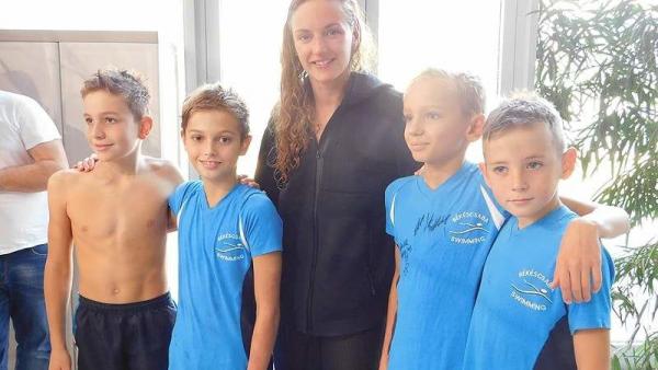 Hosszú Katinka és a csabai érmesek (Fotó: Békéscsabai Előre Úszó Klub)