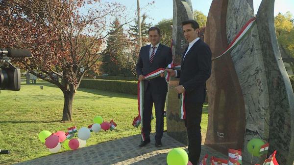 Emlékművet avattak az ’56-os események tiszteletére Dévaványán pénteken. A ünnepségen dr. Völner Zsolt, az Igazságügyi Minisztérium Parlament államtitkára beszédében hangsúlyozta: Fontos, hogy a mai ifjúság is tudja, hogy milyen áldozatokat hoztak elődein