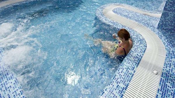 Vendég pihen a gyulai Erkel Hotel Harmónia Wellness Központjában – képünk illusztráció (MTI Fotó: Rosta Tibor)