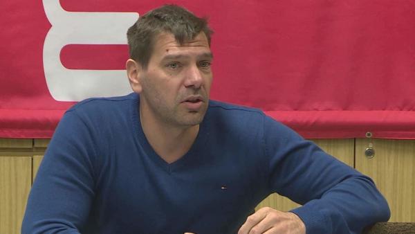 A költségvetésben 2-300 millió forintos hiány van, ez annak köszönhető, hogy a közgyűlés túltervezte a helyi iparűzési adóbevételeket és az állami költségvetési támogatás mértékét – állítja Miklós Attila. A Magyar Szocialista Párt önkormányzati képviselőj