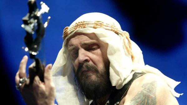 Som Lajos basszusgitáros, a legendás Piramis együttes tagja a Papp László Budapest Sportaréna színpadán (MTI Fotó: Illyés Tibor)
